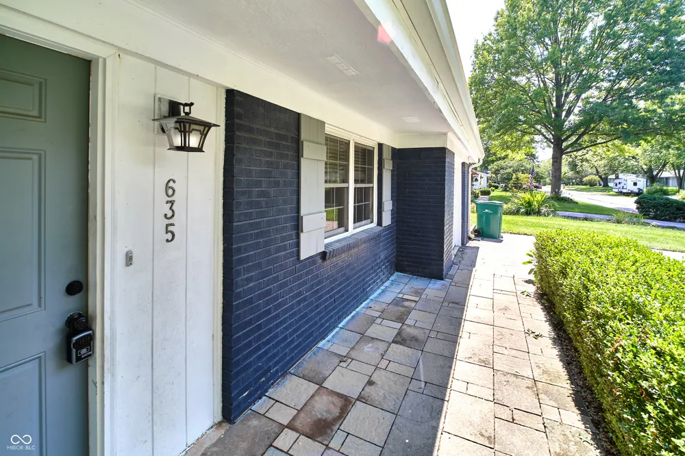 635 Lake View Drive Zionsville, IN 46077