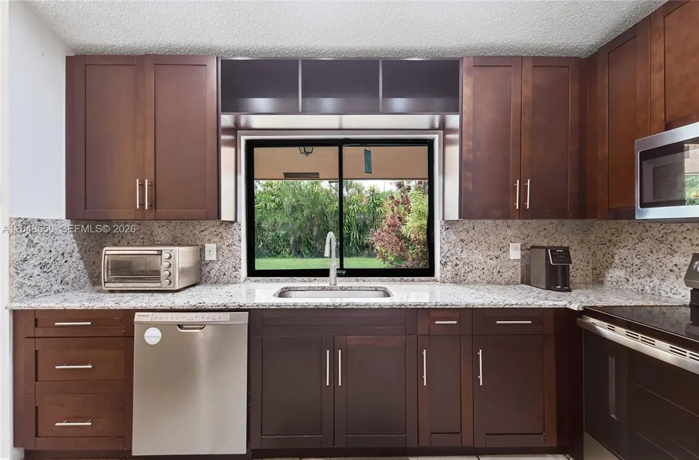 10623 NW 7th Pl Coral Springs, FL 33071