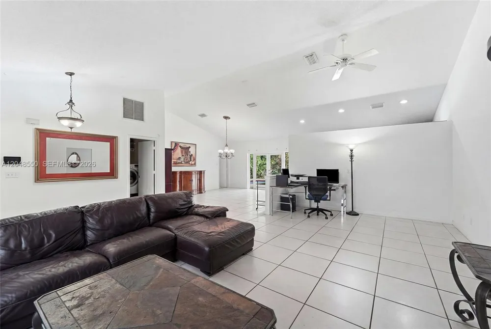10623 NW 7th Pl Coral Springs, FL 33071