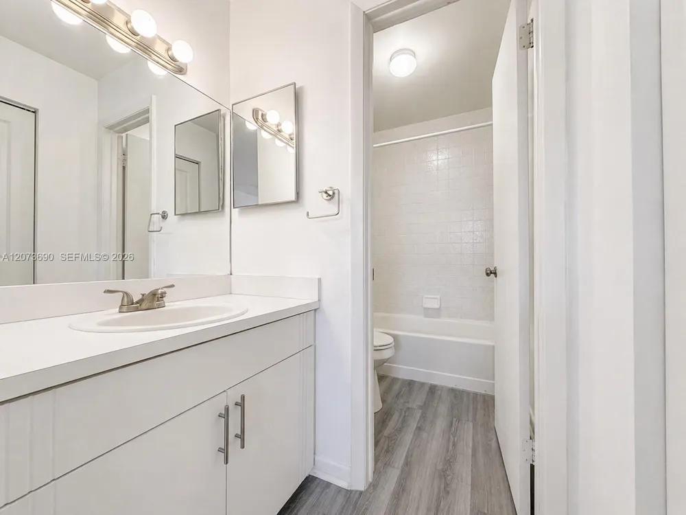 9730 Hammocks Blvd #201-28 Miami, FL 33196