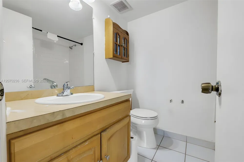 505 S Pine Island Rd #B207 Plantation, FL 33324