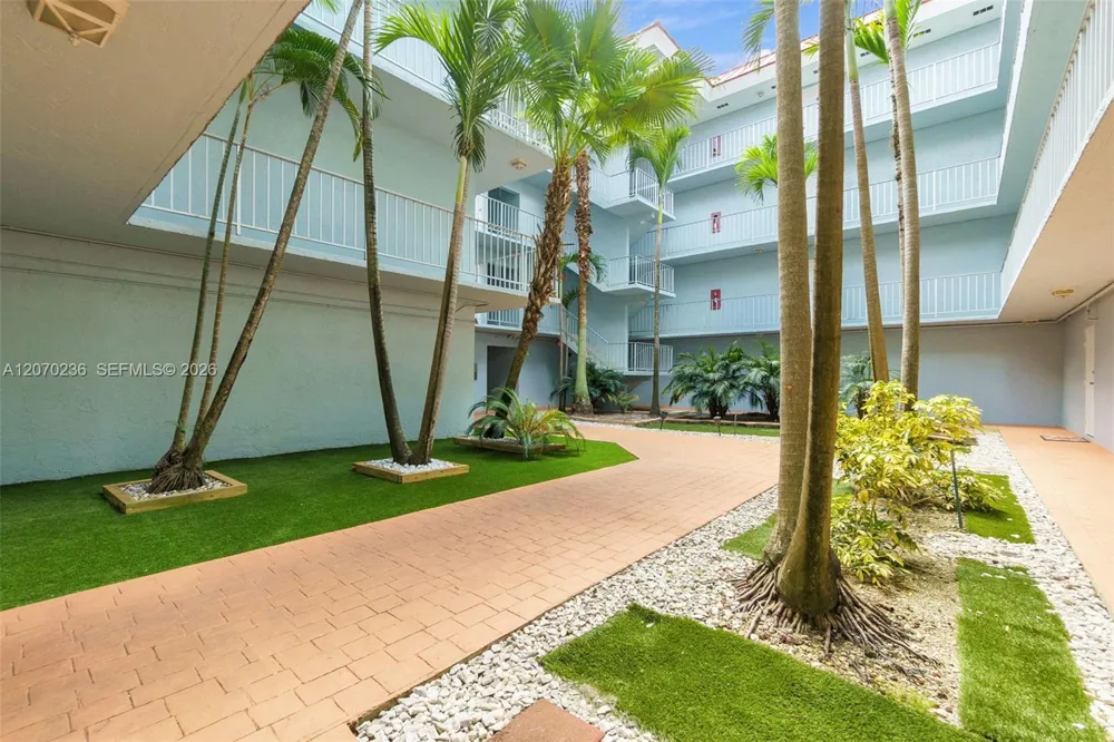 505 S Pine Island Rd #B207 Plantation, FL 33324