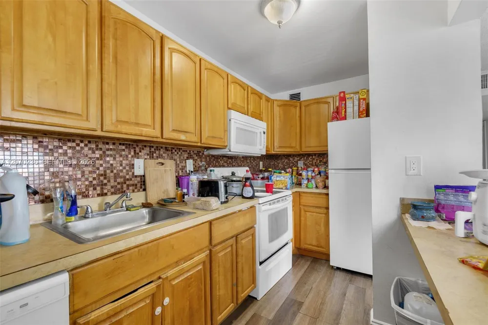 505 S Pine Island Rd #B207 Plantation, FL 33324