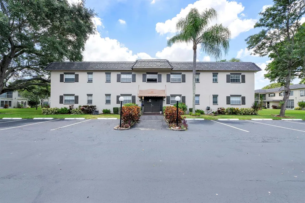 5661 SW 2nd Court #201 Margate, FL 33068
