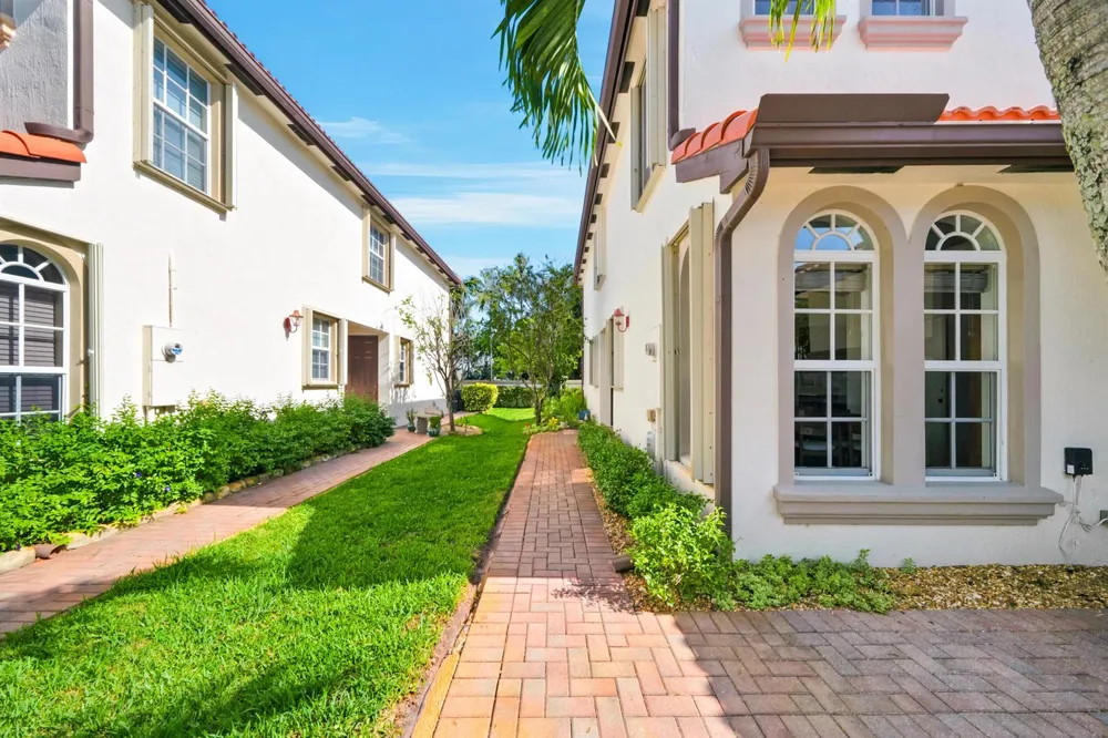 9747 Darlington Place Cooper City, FL 33328