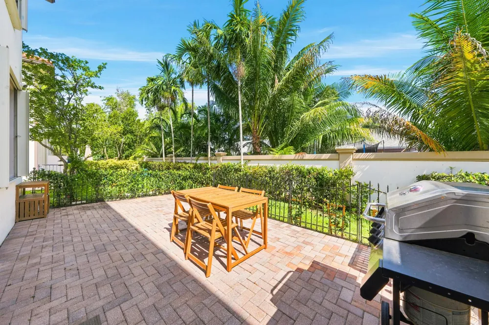 9747 Darlington Place Cooper City, FL 33328