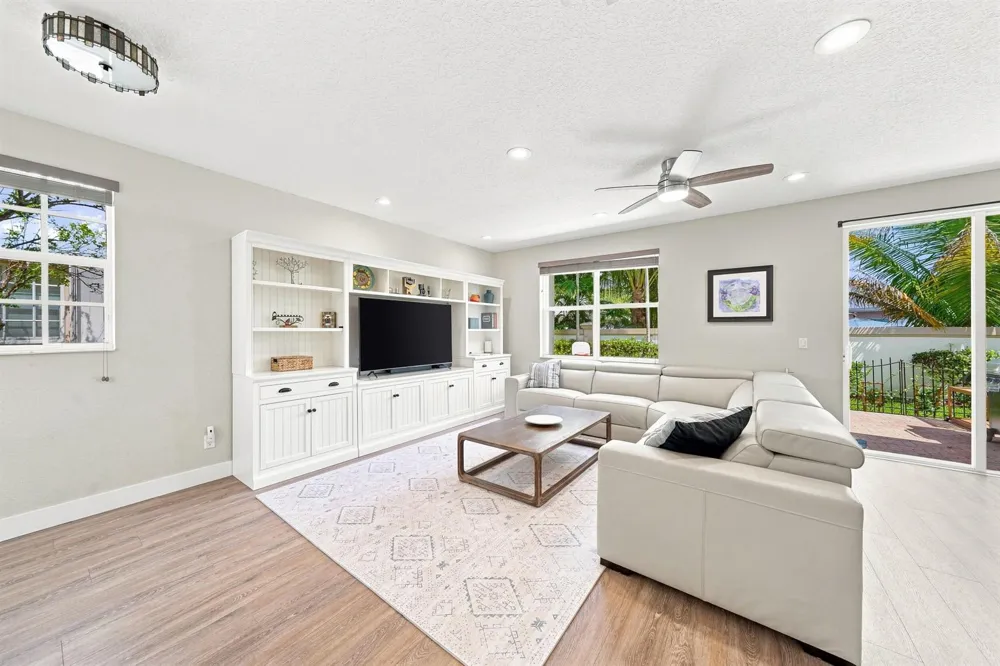9747 Darlington Place Cooper City, FL 33328