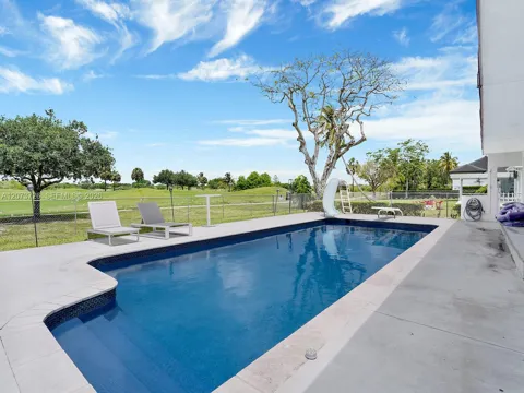 621 E Tropical Way