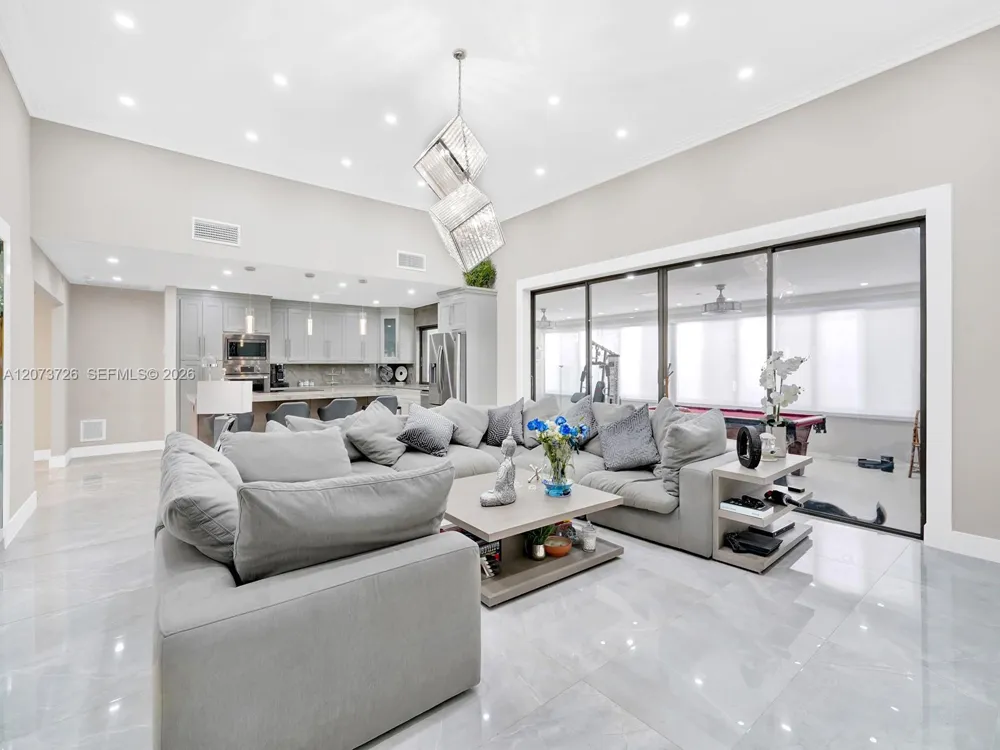 621 E Tropical Way Plantation, FL 33317