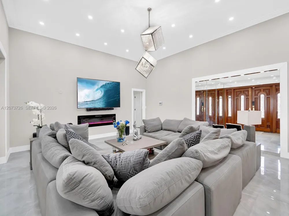 621 E Tropical Way Plantation, FL 33317