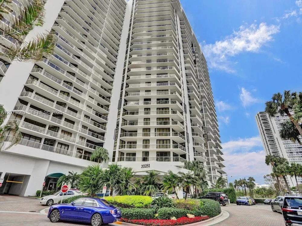 20281 E Country Club Dr #404 Aventura, FL 33180