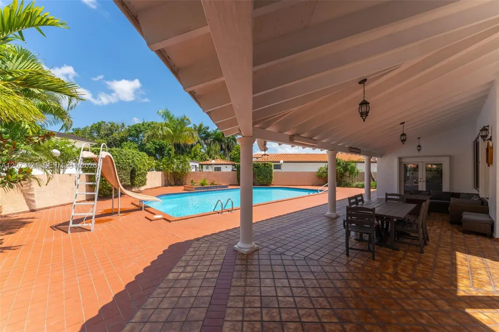 8390 SW 2nd St Miami, FL 33144