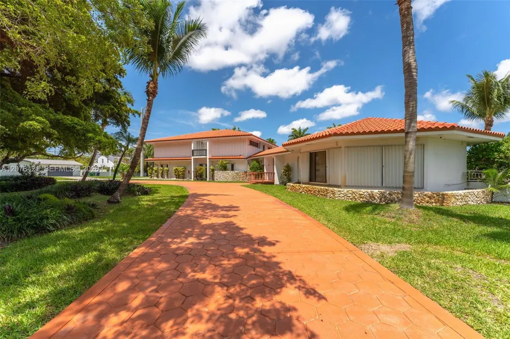 8390 SW 2nd St Miami, FL 33144