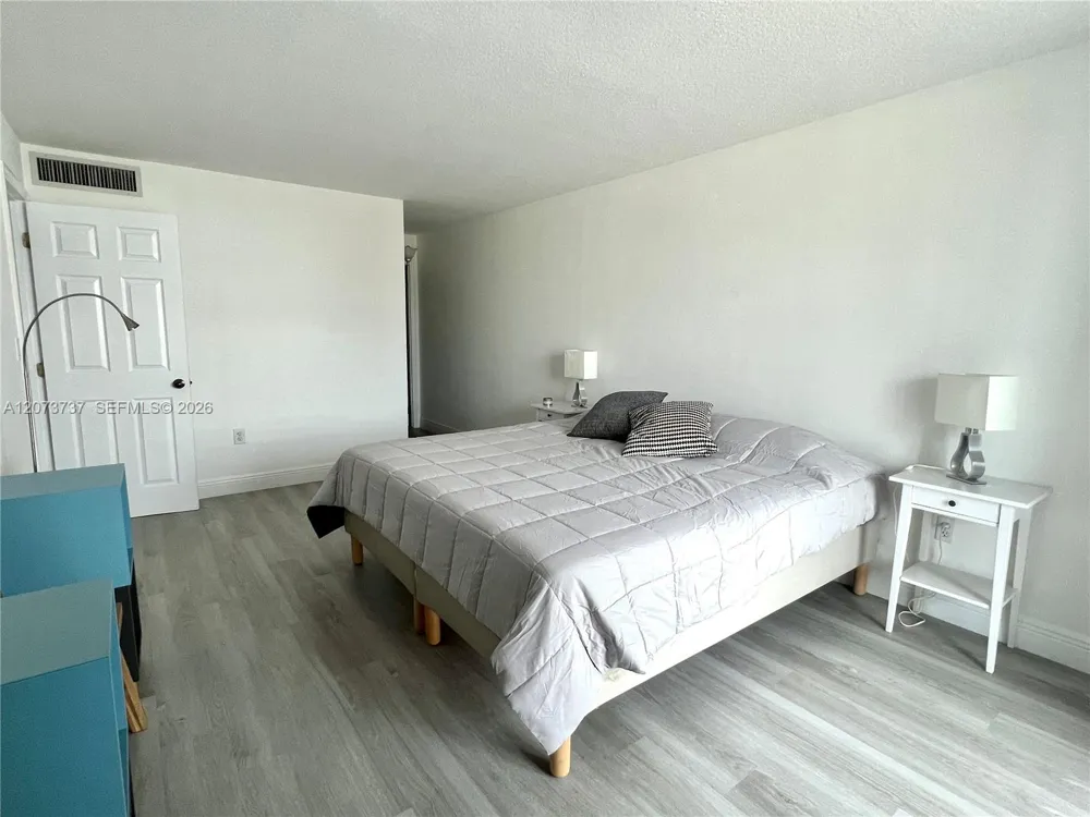 8233 Harding Ave #204 Miami Beach, FL 33141