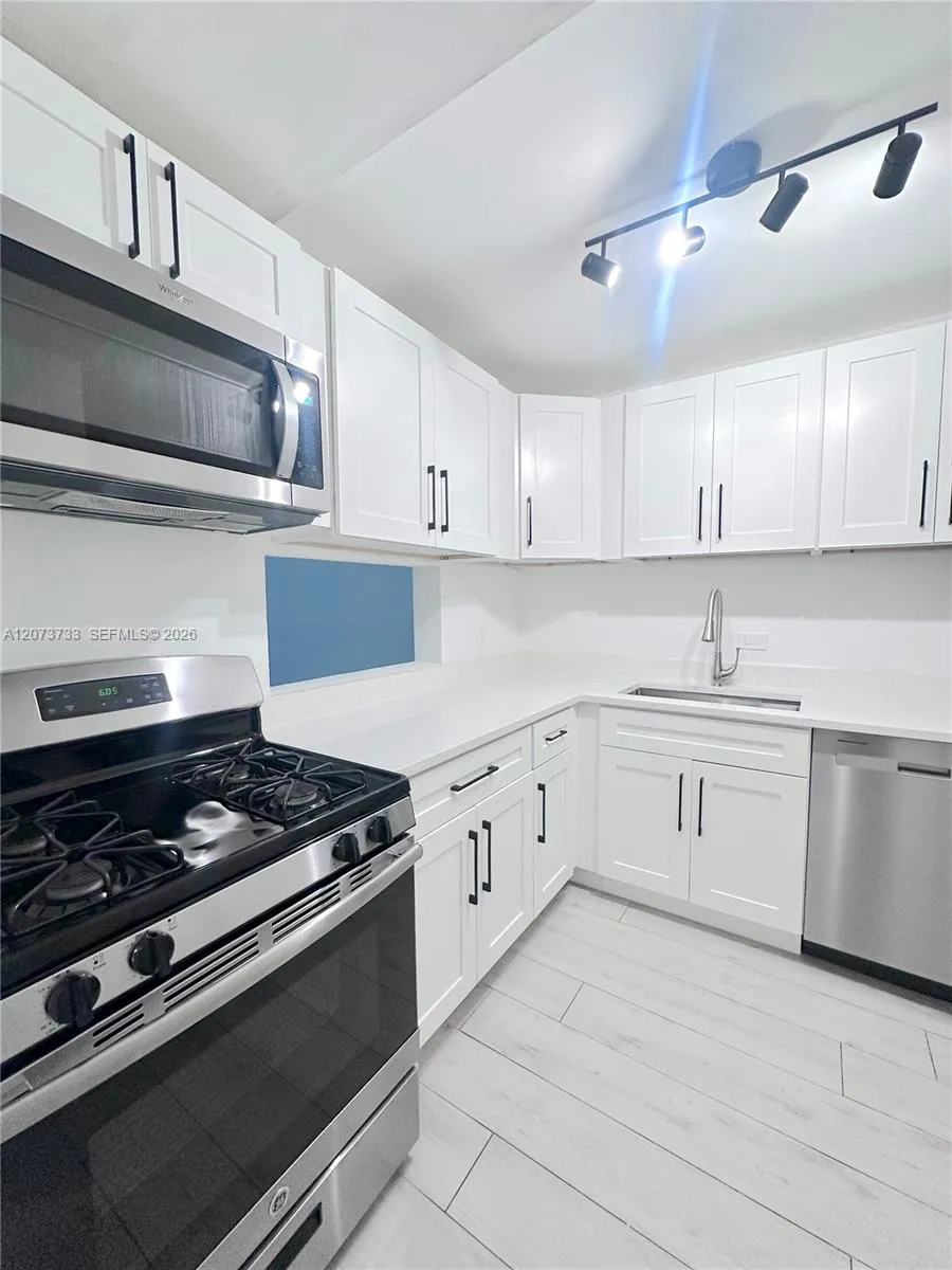 6890 Kendall Dr #B204 Pinecrest, FL 33156