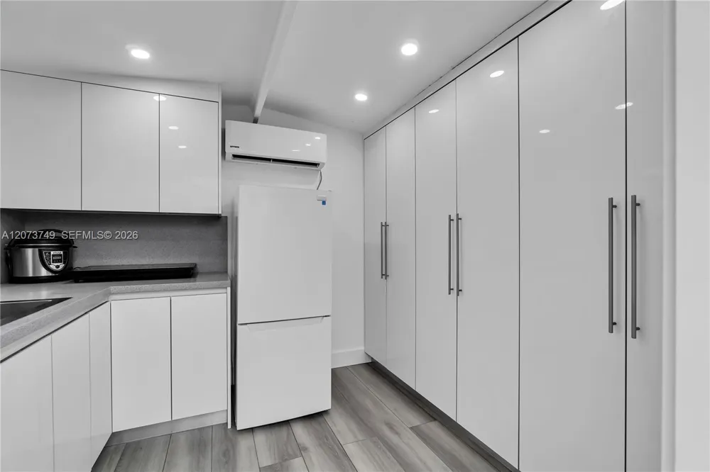 980 W 43rd Pl Hialeah, FL 33012