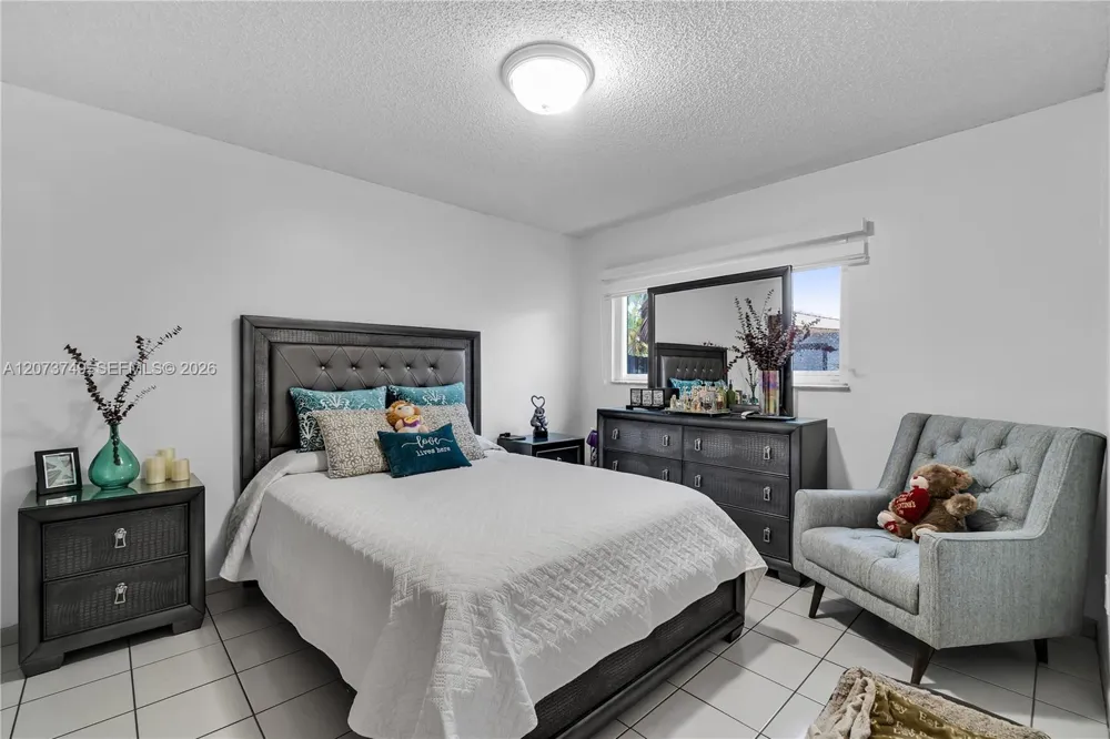 980 W 43rd Pl Hialeah, FL 33012