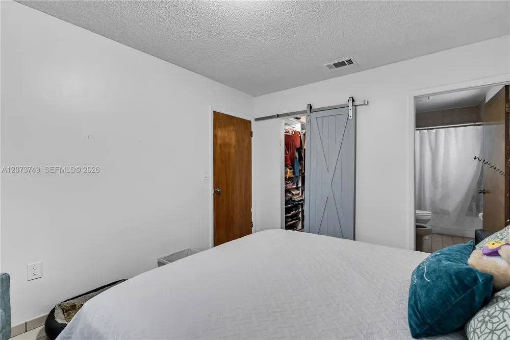 980 W 43rd Pl Hialeah, FL 33012