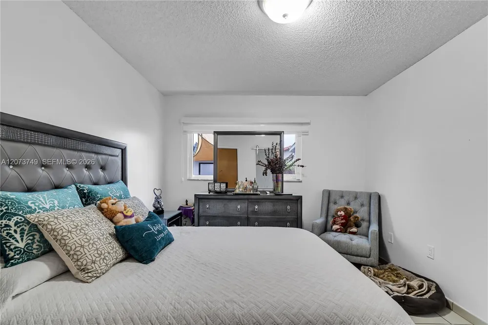 980 W 43rd Pl Hialeah, FL 33012