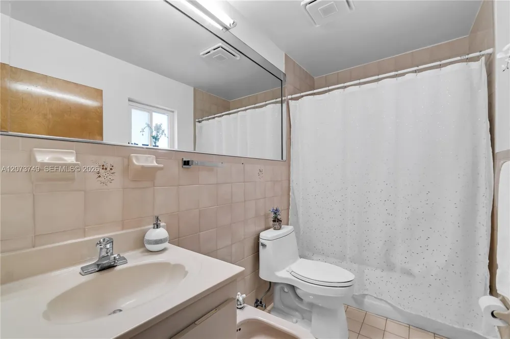 980 W 43rd Pl Hialeah, FL 33012