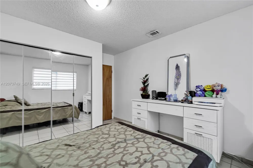 980 W 43rd Pl Hialeah, FL 33012