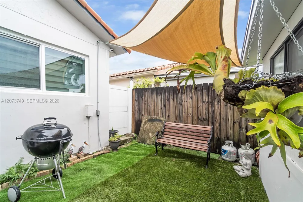 980 W 43rd Pl Hialeah, FL 33012