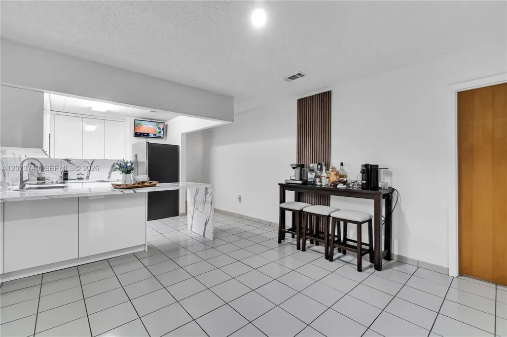 980 W 43rd Pl Hialeah, FL 33012