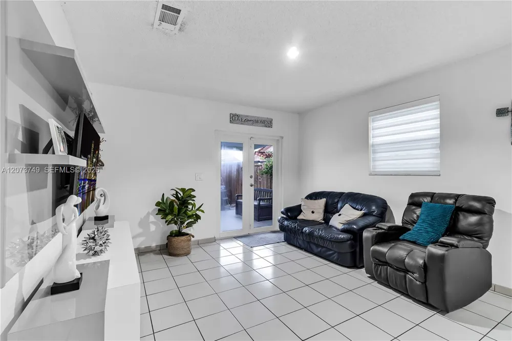 980 W 43rd Pl Hialeah, FL 33012
