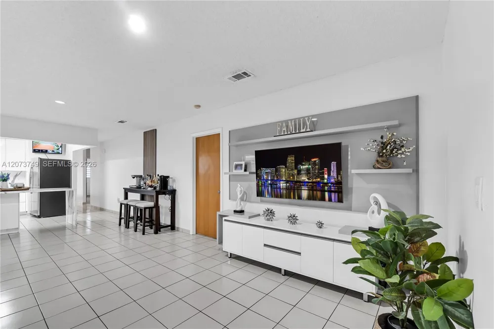 980 W 43rd Pl Hialeah, FL 33012