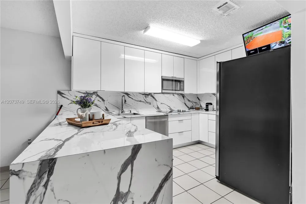 980 W 43rd Pl Hialeah, FL 33012