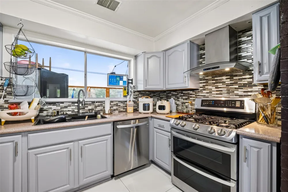 104 Burgundy Lane League City, TX 77573