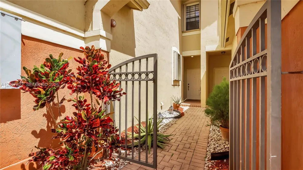 3889 Tree Top Dr #3889 Weston, FL 33332