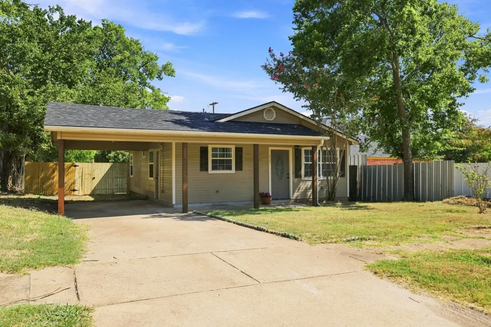 217 E Hull Street Denison, TX 75021
