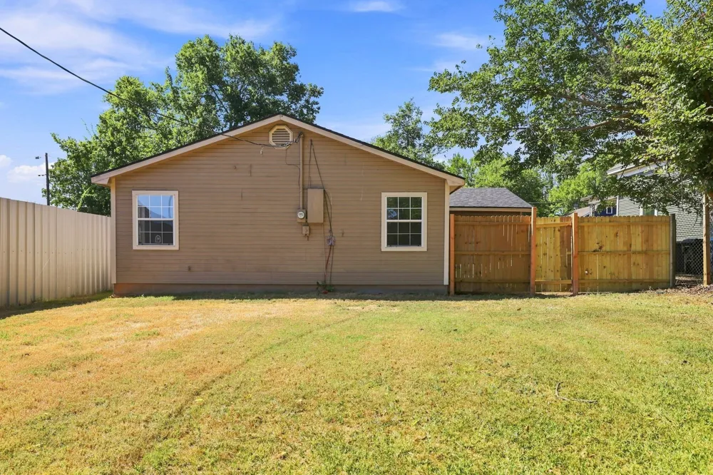217 E Hull Street Denison, TX 75021