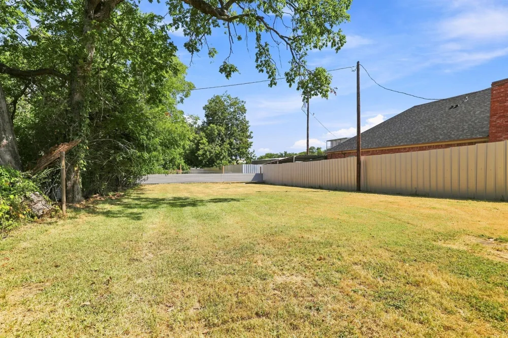 217 E Hull Street Denison, TX 75021
