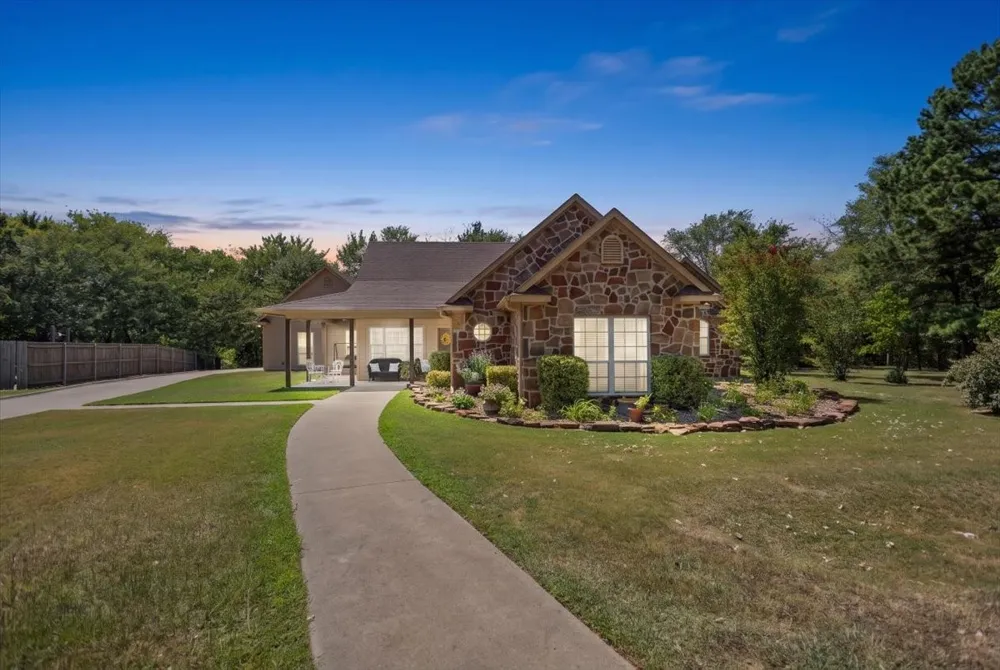 15610 Regian Drive Lindale, TX 75771