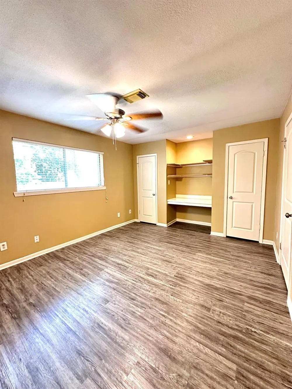 5830 Effingham Drive Houston, TX 77035