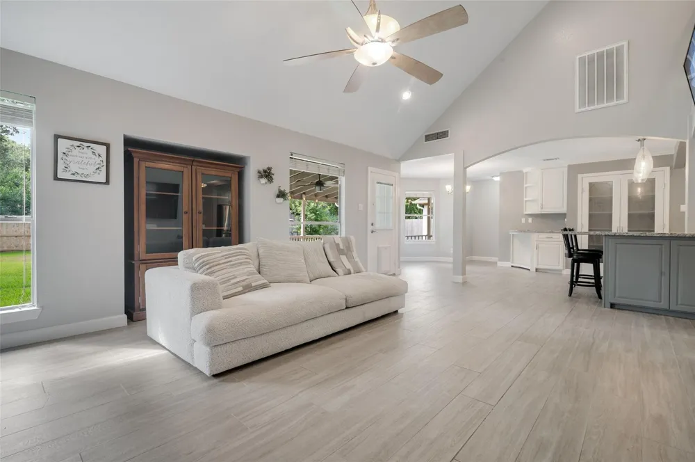 705 Briarmeadow Avenue Friendswood, TX 77546