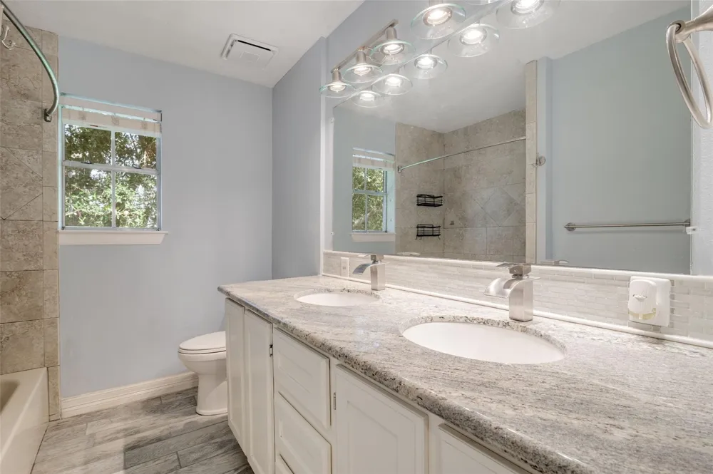705 Briarmeadow Avenue Friendswood, TX 77546