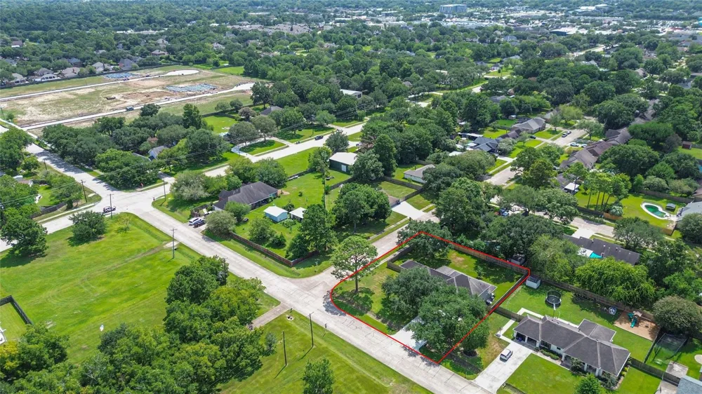 705 Briarmeadow Avenue Friendswood, TX 77546