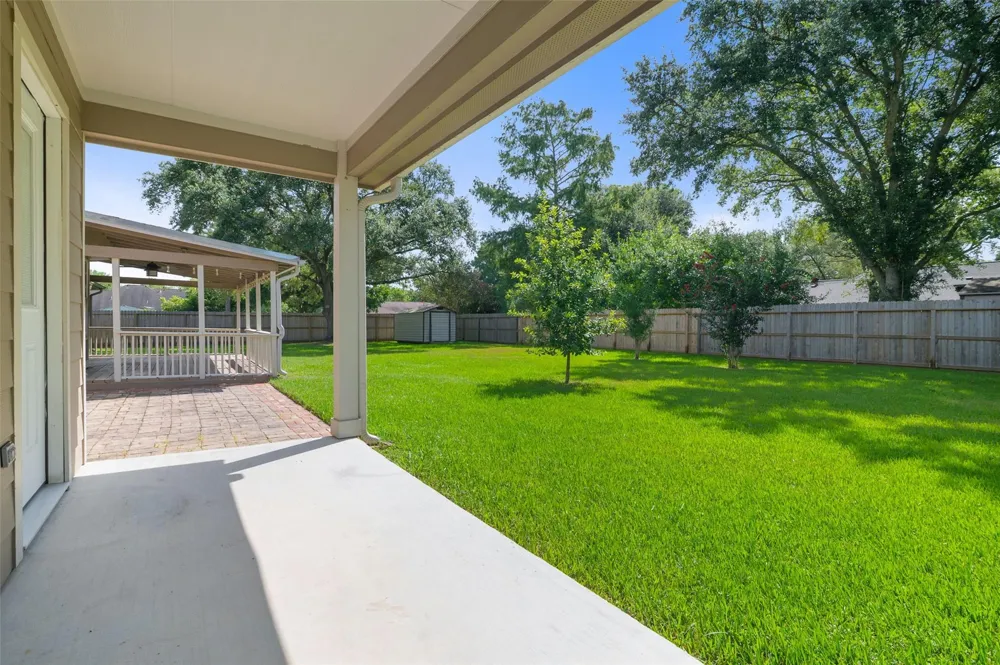 705 Briarmeadow Avenue Friendswood, TX 77546