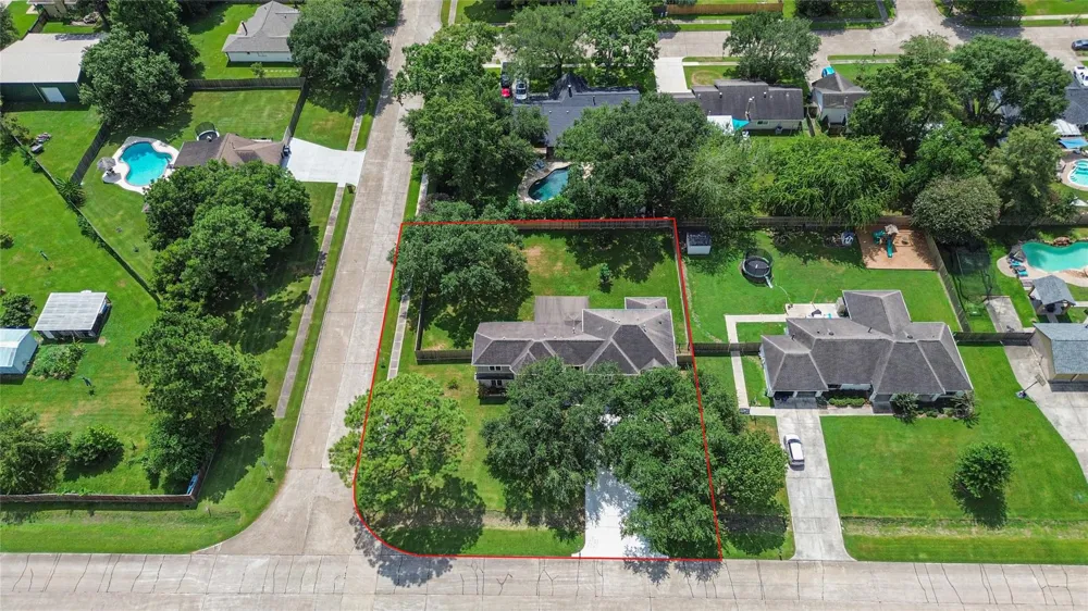 705 Briarmeadow Avenue Friendswood, TX 77546
