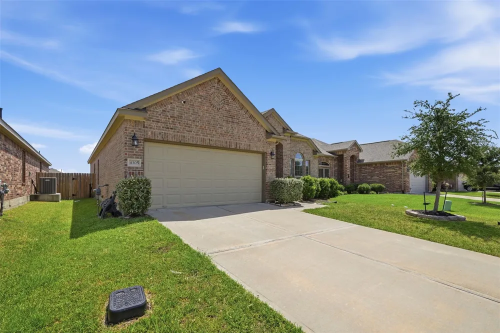 4305 E Bayou Maison Circle Dickinson, TX 77539
