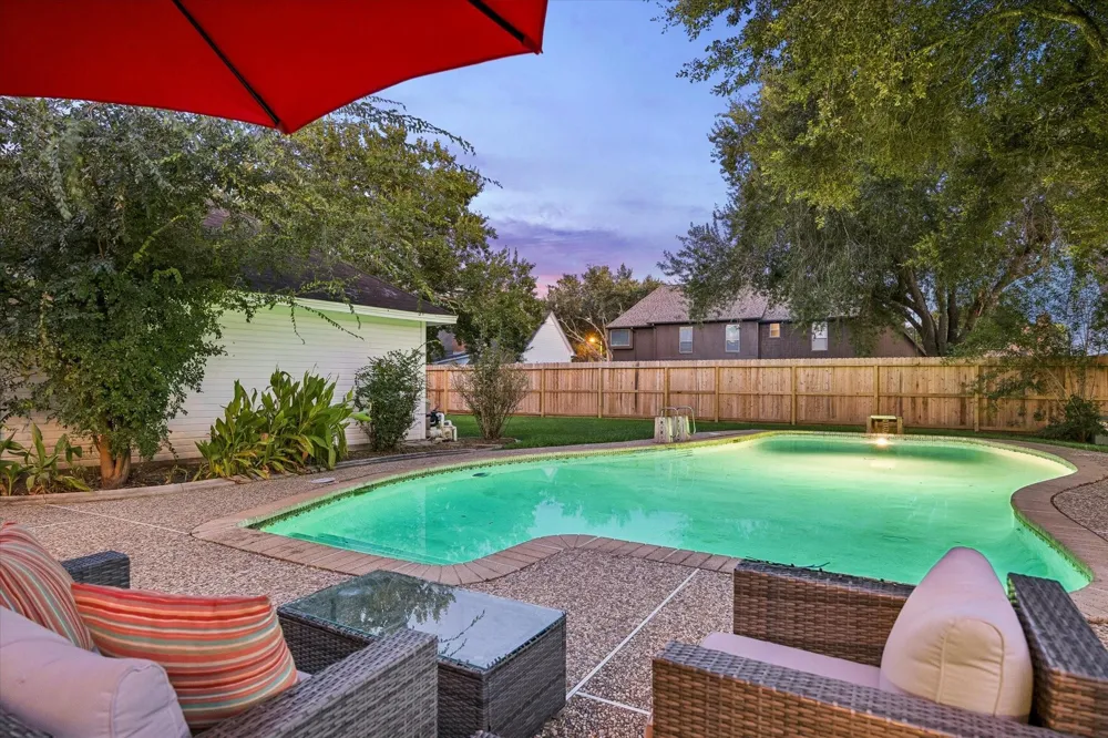 1414 W Castlewood Avenue Friendswood, TX 77546