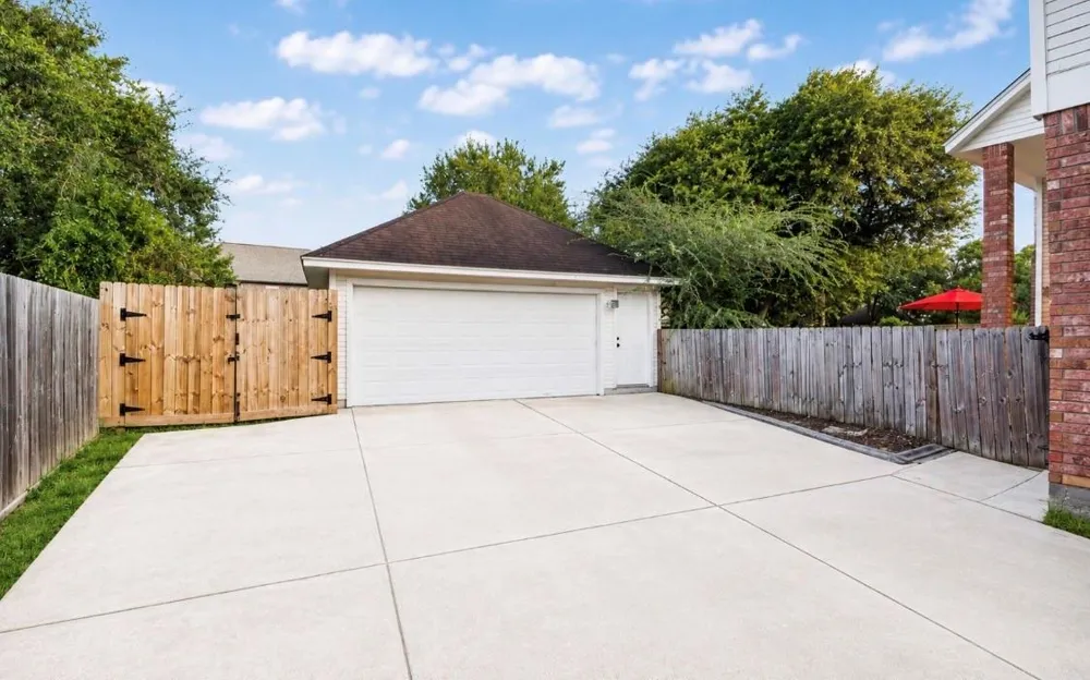 1414 W Castlewood Avenue Friendswood, TX 77546