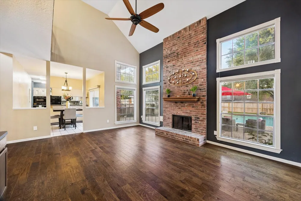 1414 W Castlewood Avenue Friendswood, TX 77546
