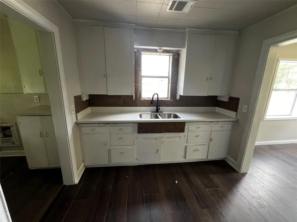 1805 E North Street Victoria, TX 77901
