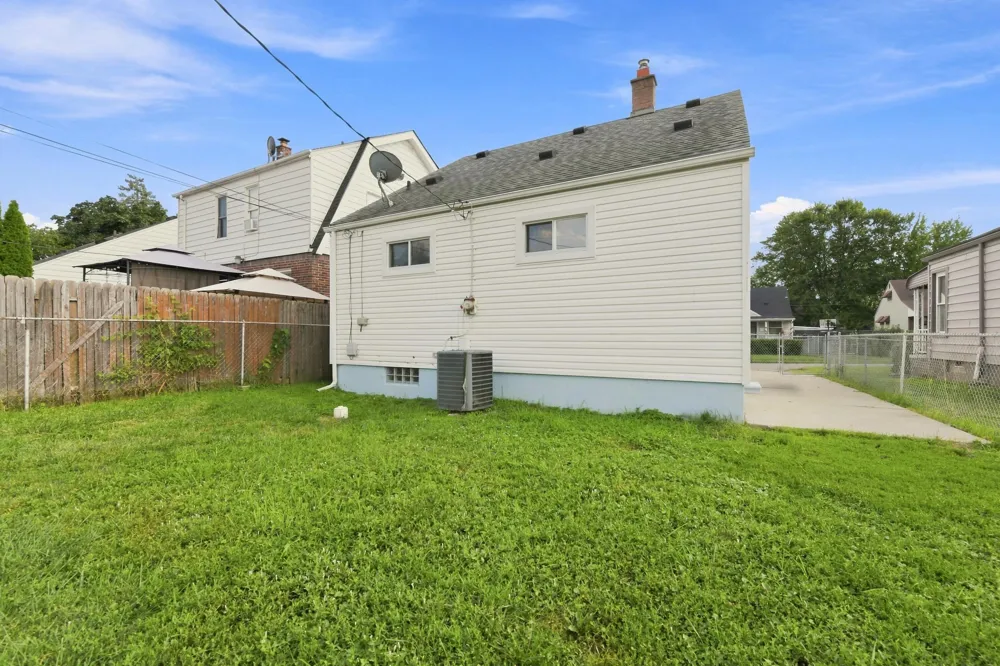 716 Mayflower Avenue Lincoln Park, MI 48146