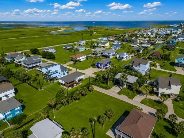 18 Mansvelt Road Jamaica Beach, TX 77554
