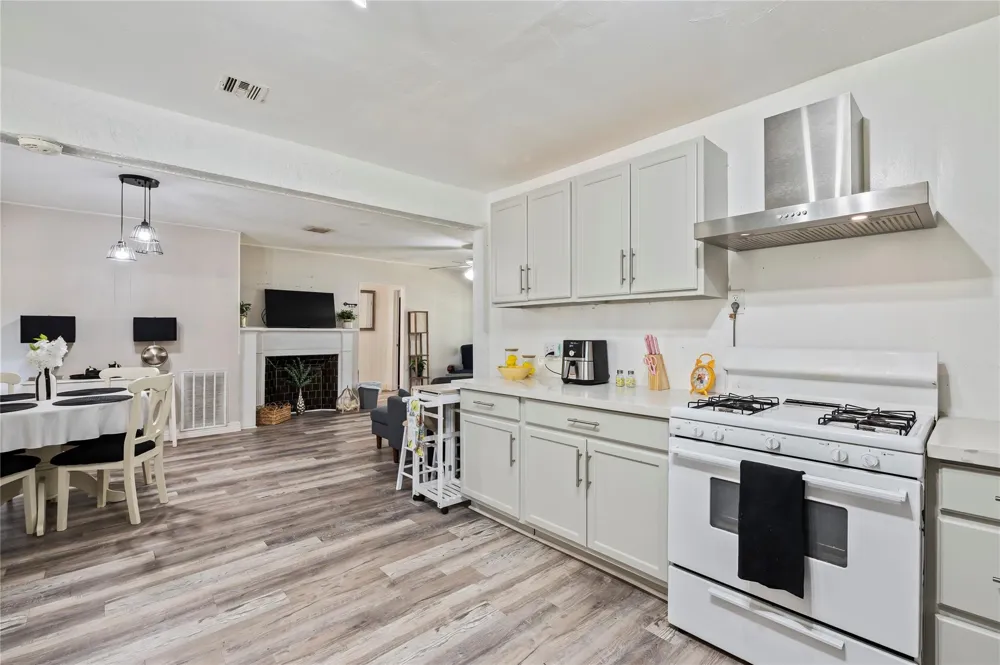 1427 Hankamer Street Pasadena, TX 77506